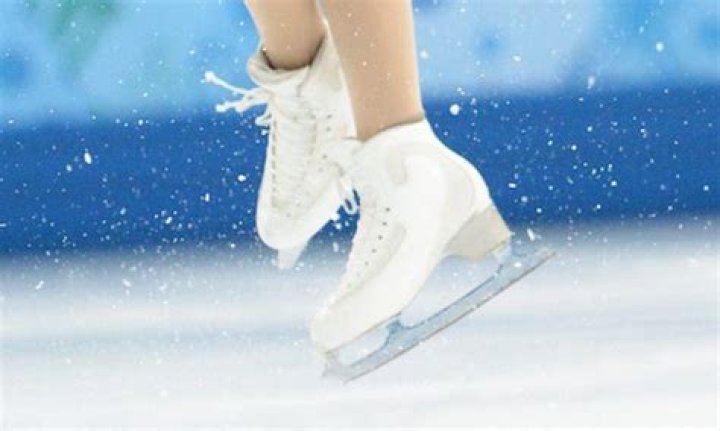 Figure skate, Ice skating, Figure skating, Clothing, Ice skate, Skating, Recreation, Footwear, Electric blue, Leotard, 
