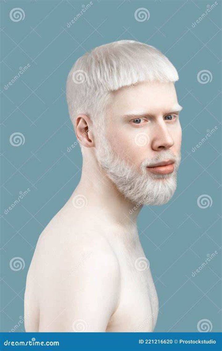 Hair, White, Face, Sitting, Skin, Beauty, Blond, Hairstyle, Model, Leg, 