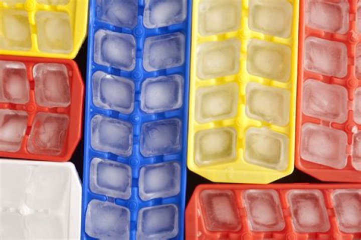 How do you clean plastic ice cube trays?