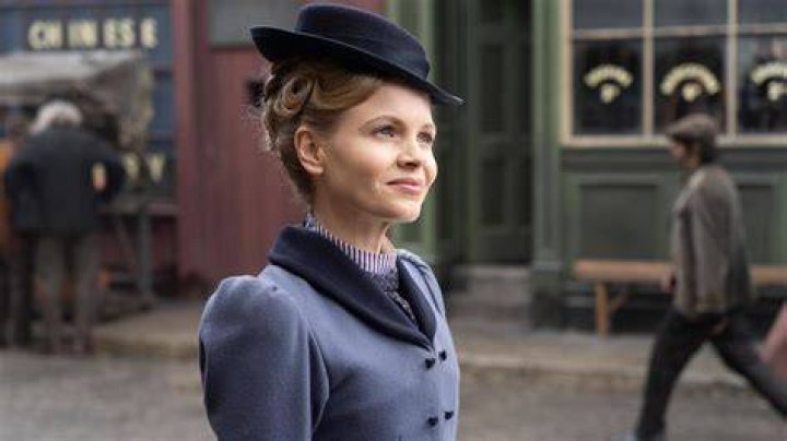 Kate Phillips as Miss Scarlet and Stuart Martin as William Wellington (The Duke) in Miss Scarlet and The Duke Season 4