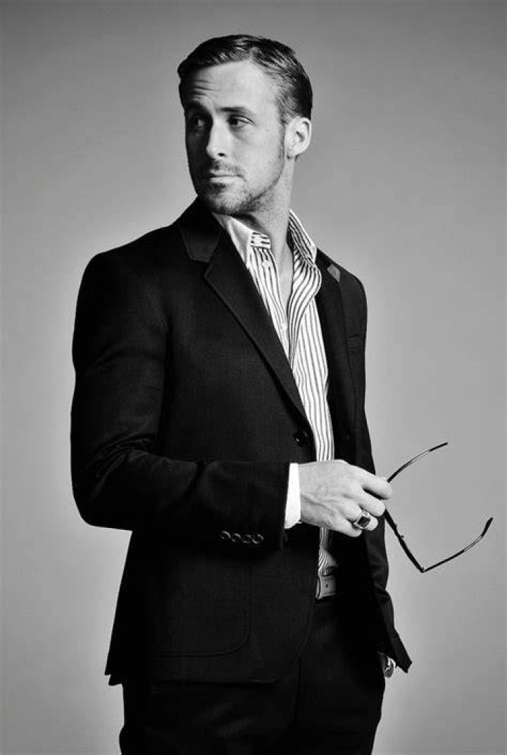 Ryan Gosling posing while wearing a purple suit at Oscars luncheon.
