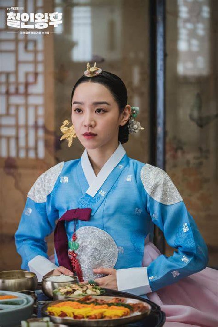 Shin Hye Sun Transforms Into Eccentric Queen For Drama &ldquo;Mr