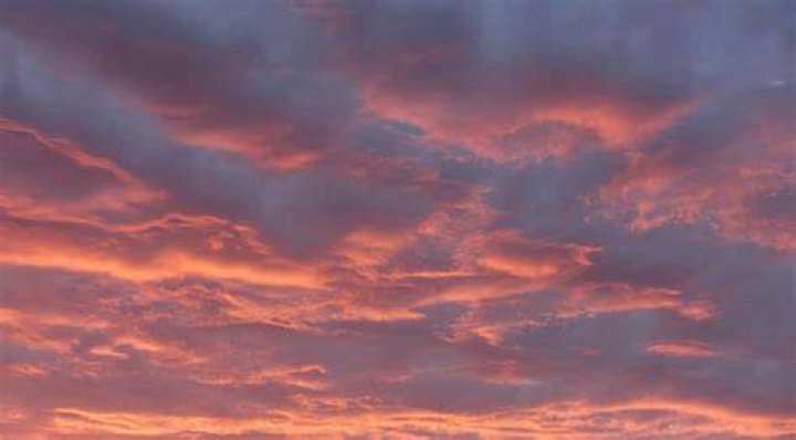 What does a pink sky indicate?