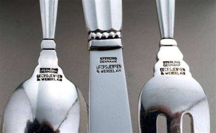 What does dwt mean on silverware?